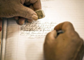 Adulto escribiendo